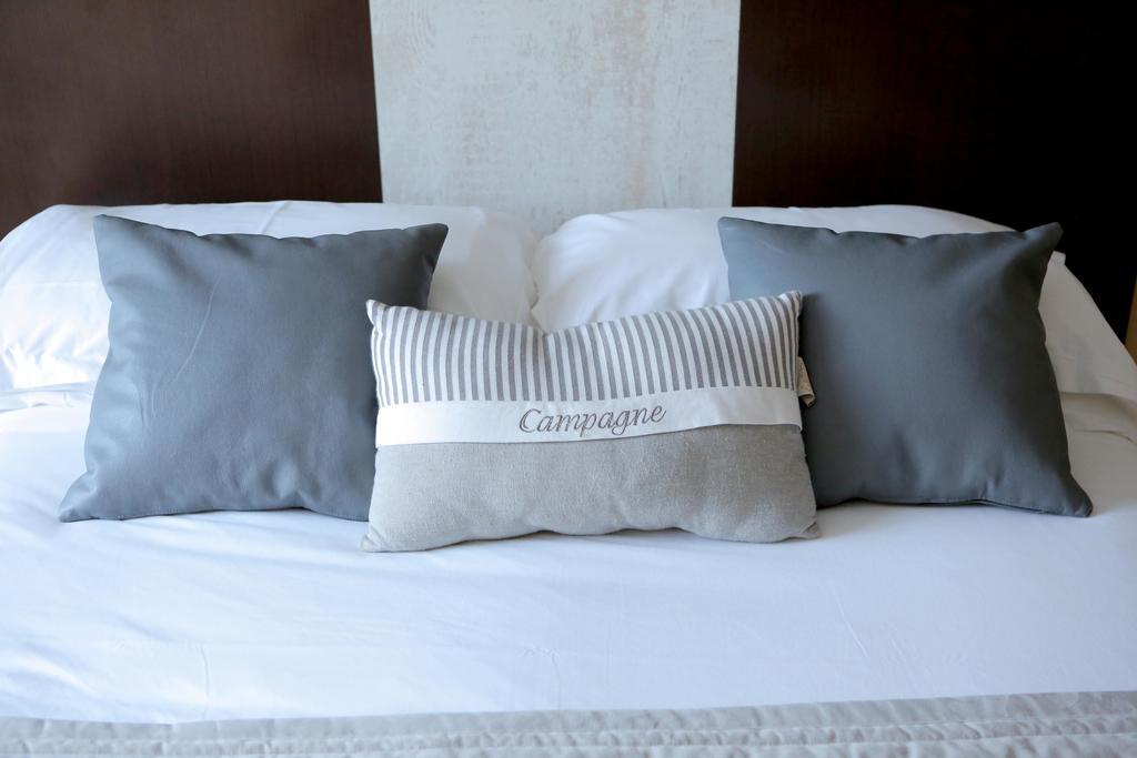 Auberge La Pomme De Pin Hotel Senonches Værelse billede
